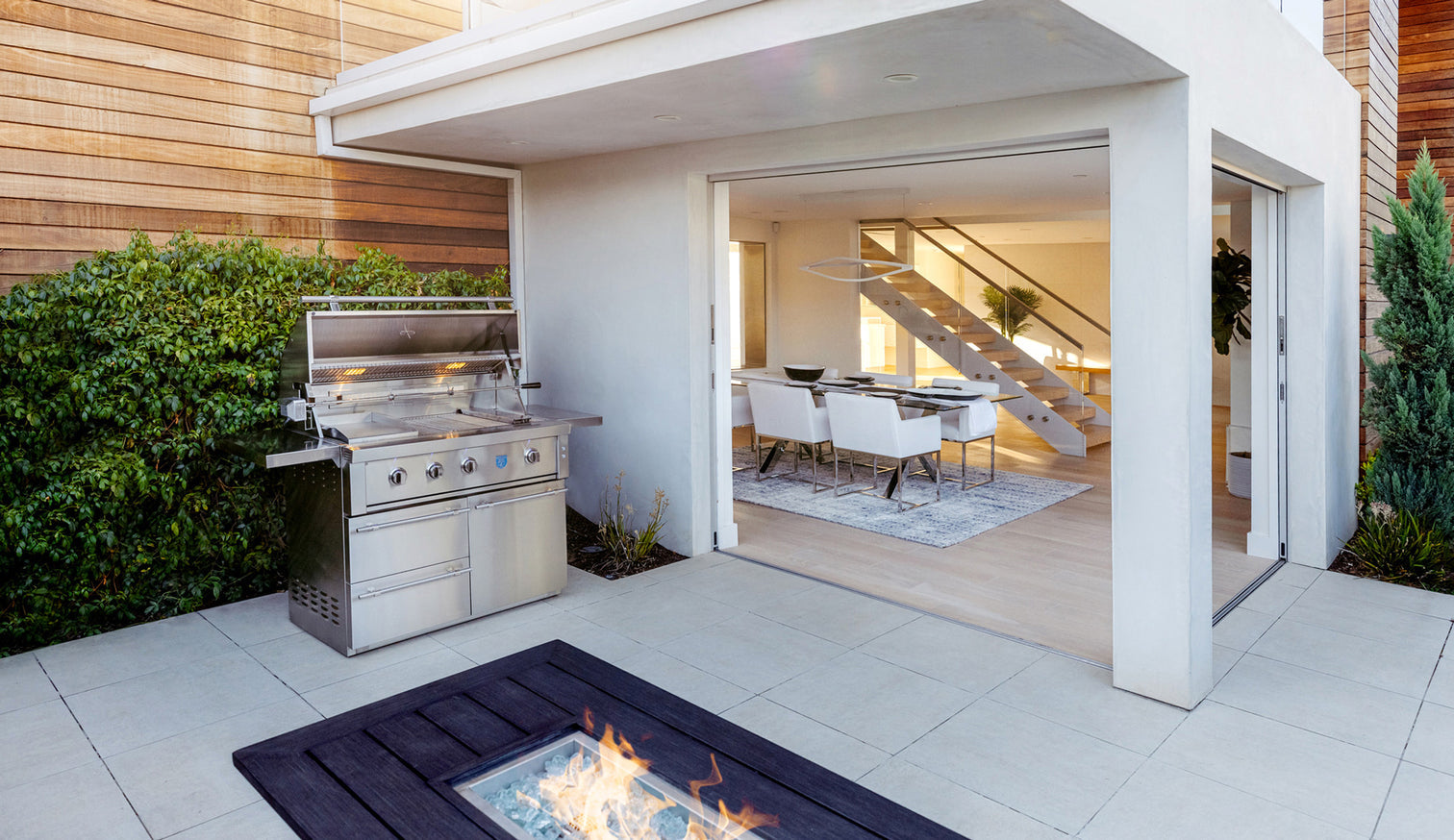 Amg outdoor grill lifestyle 1512x 8c49ed08 f382 457b 83d2 45a61cb222bc